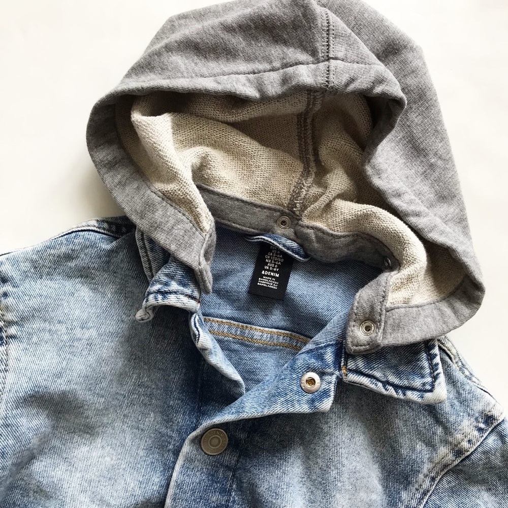 H&M hooded acid wash soft denim jacket VGUC (very light stain on shoulder) 5-6Y - Picture 4 of 11